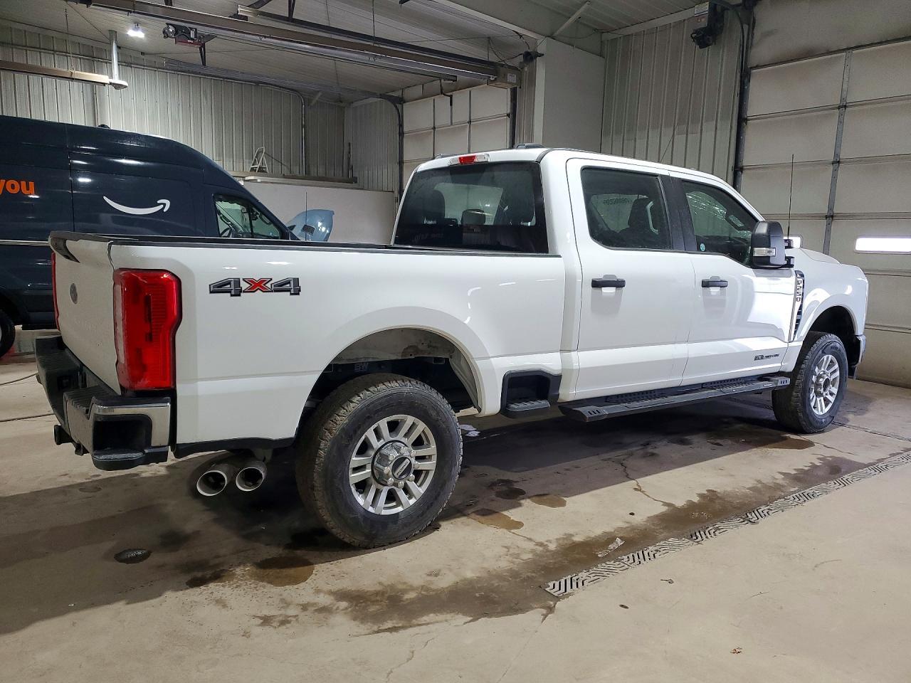 2023 Ford F250 Super Duty - Фото 3