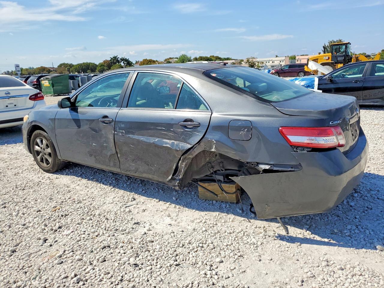 2010 Toyota Camry Le - Фото 2
