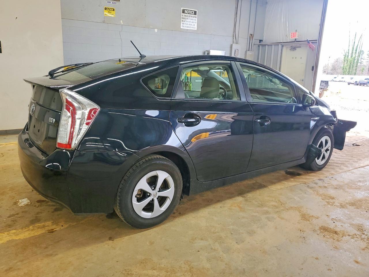 2015 Toyota Prius Two - Фото 3