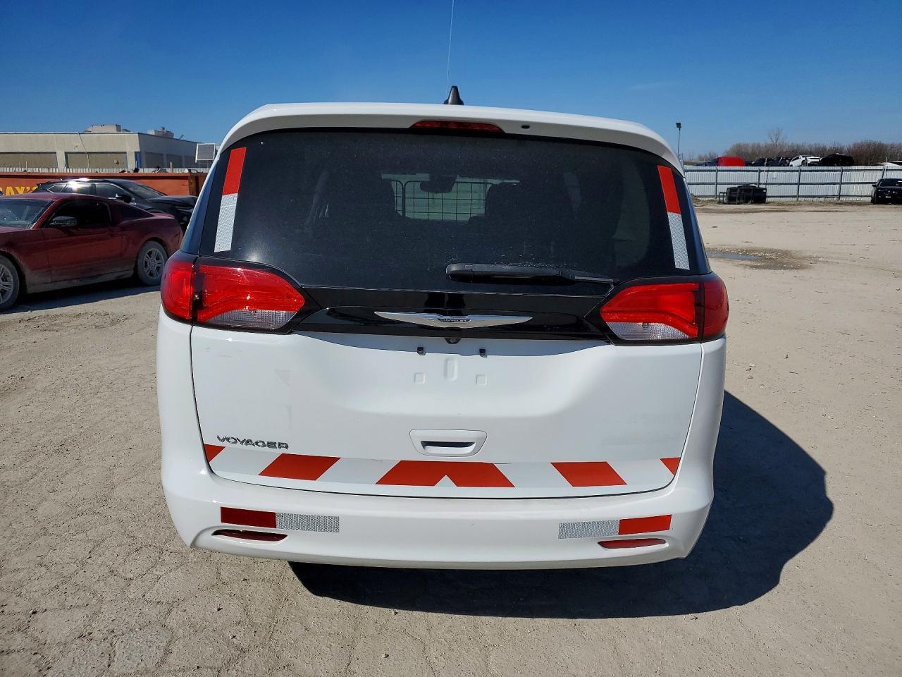 2023 Chrysler Voyager Lx - Image 6