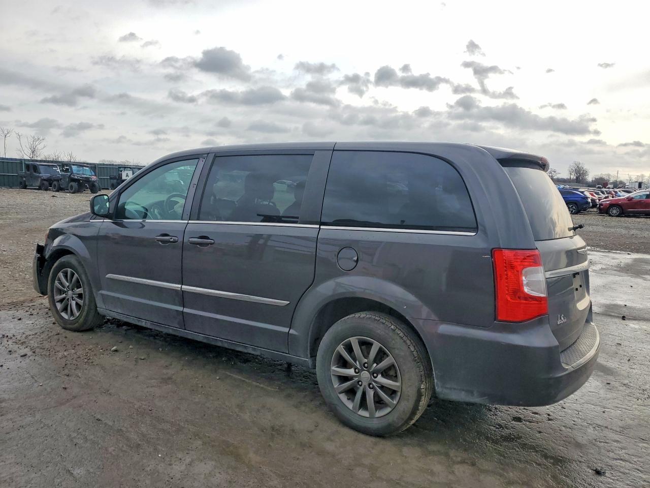 2015 Chrysler Town & Country S - Фото 2