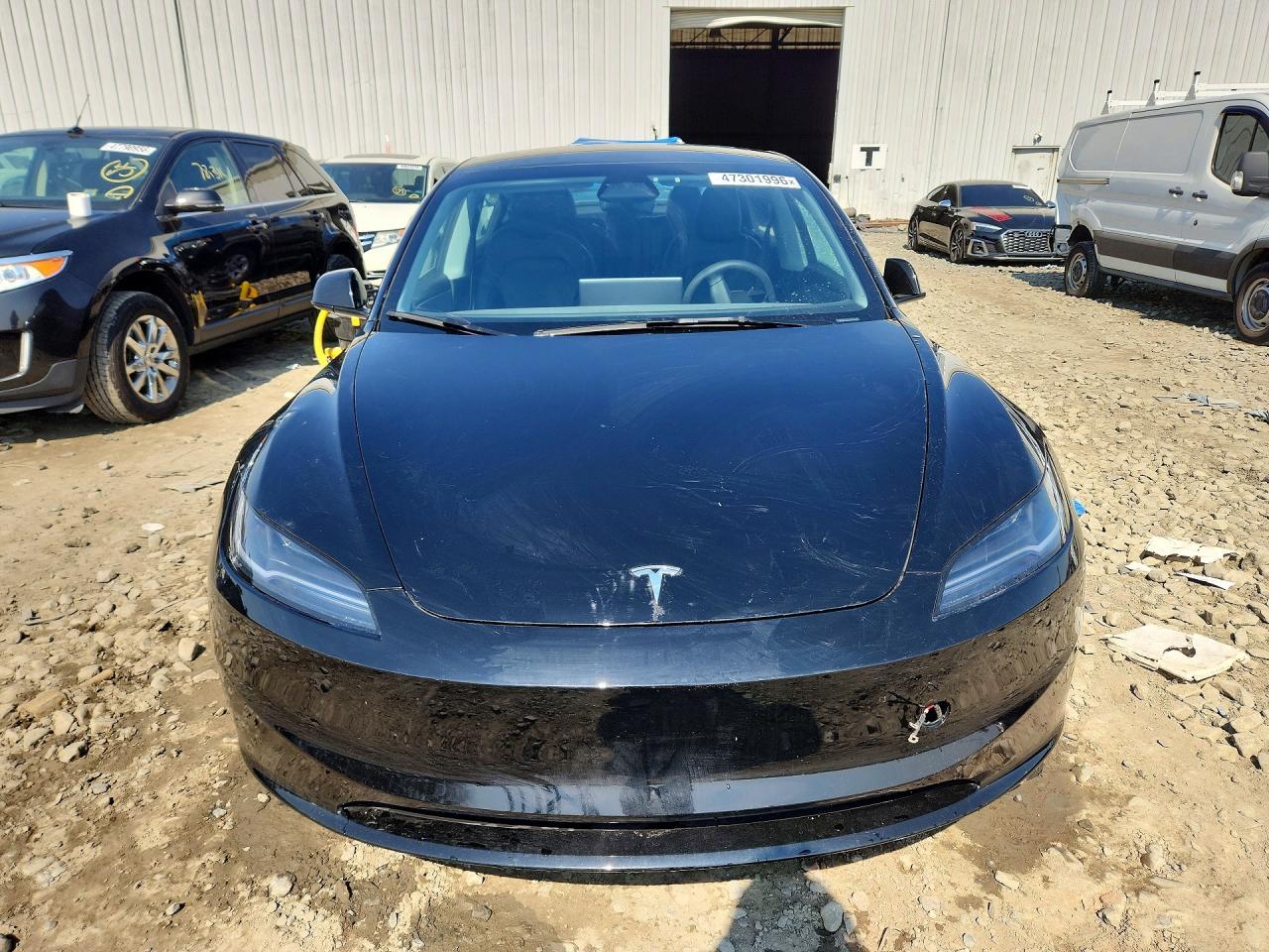 2025 Tesla Model 3 - Фото 5