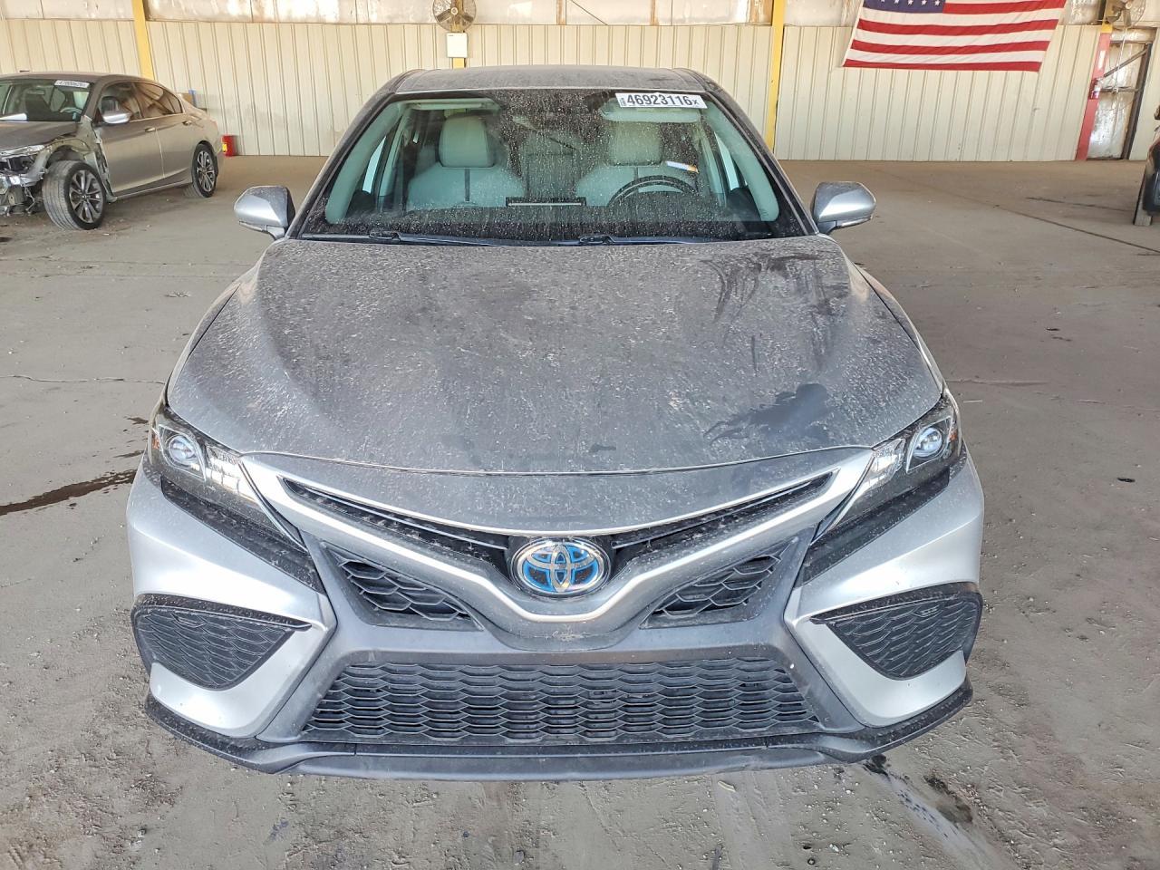 2022 Toyota Camry Hybrid Se - Image 5