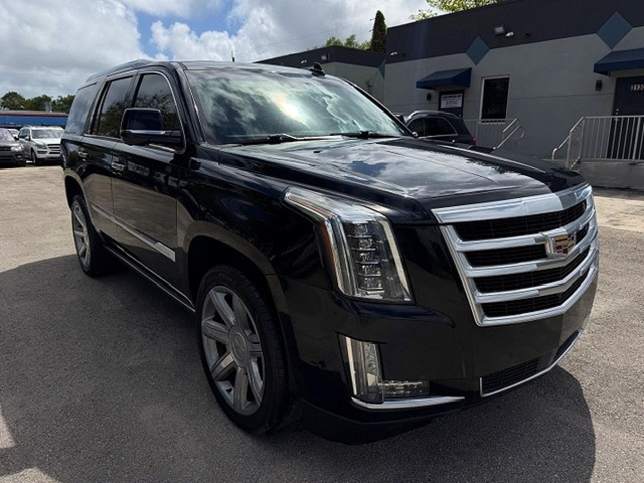 2019 Cadillac Escalade Premium Luxury - Image 4