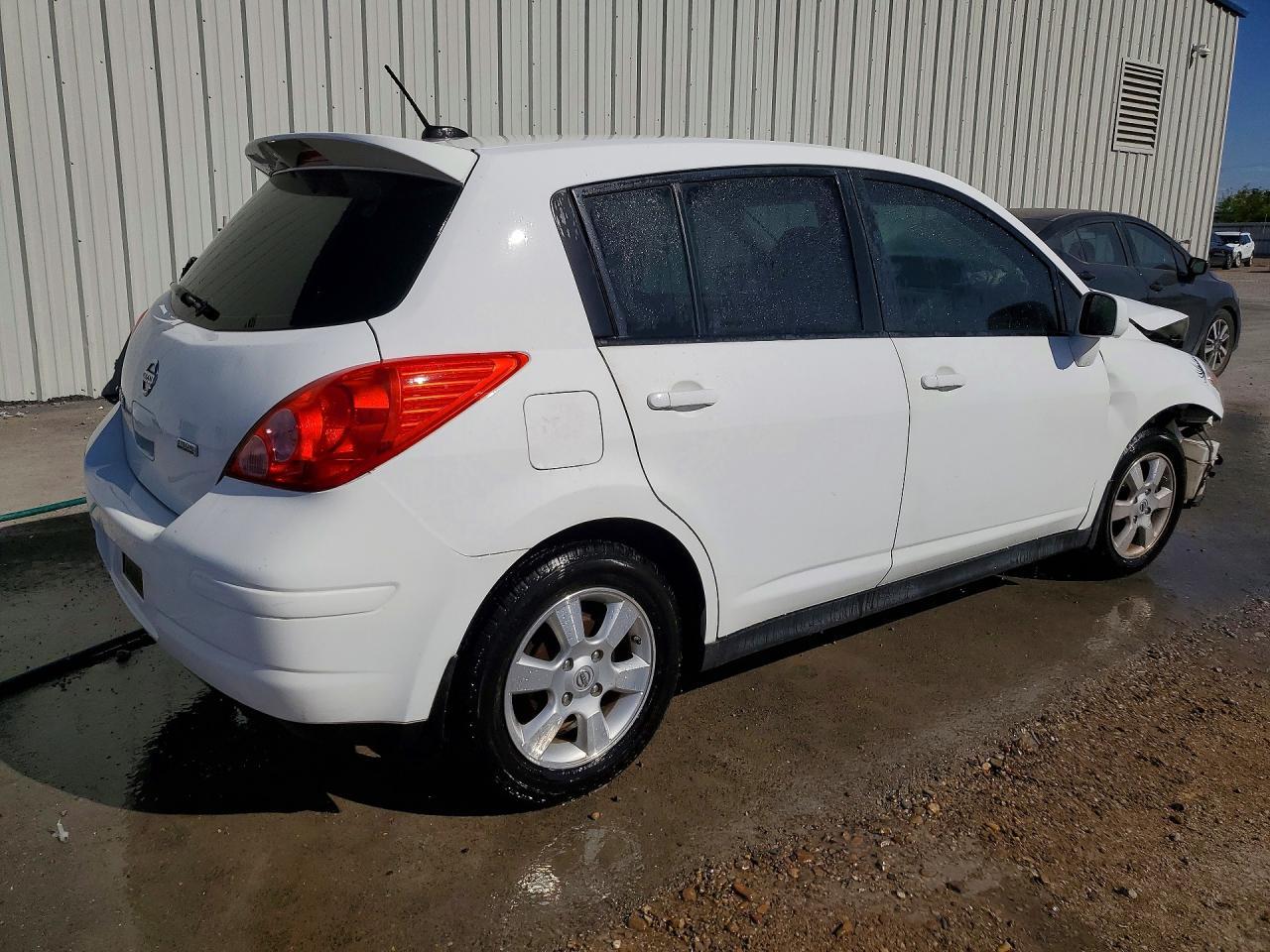 2012 Nissan Versa 1.8 S - Image 3