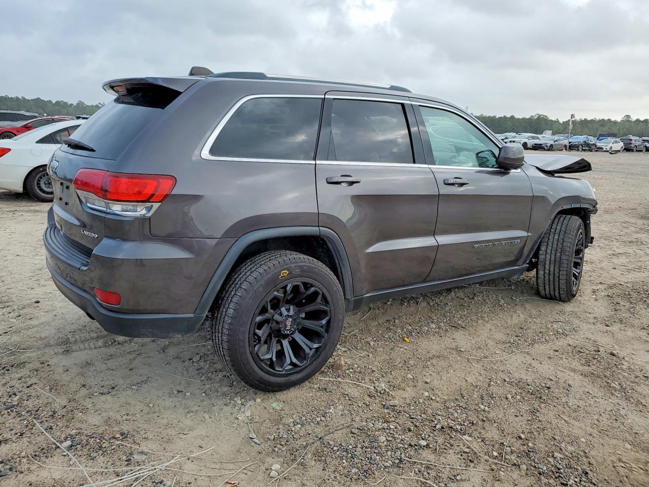 2021 Jeep Grand Cherokee Laredo - Image 3