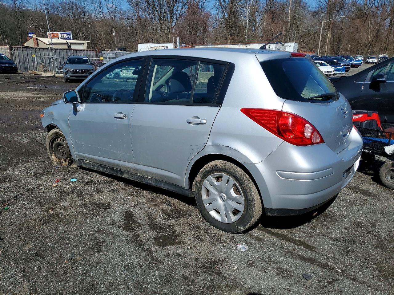 2010 Nissan Versa 1.8 S - Фото 2