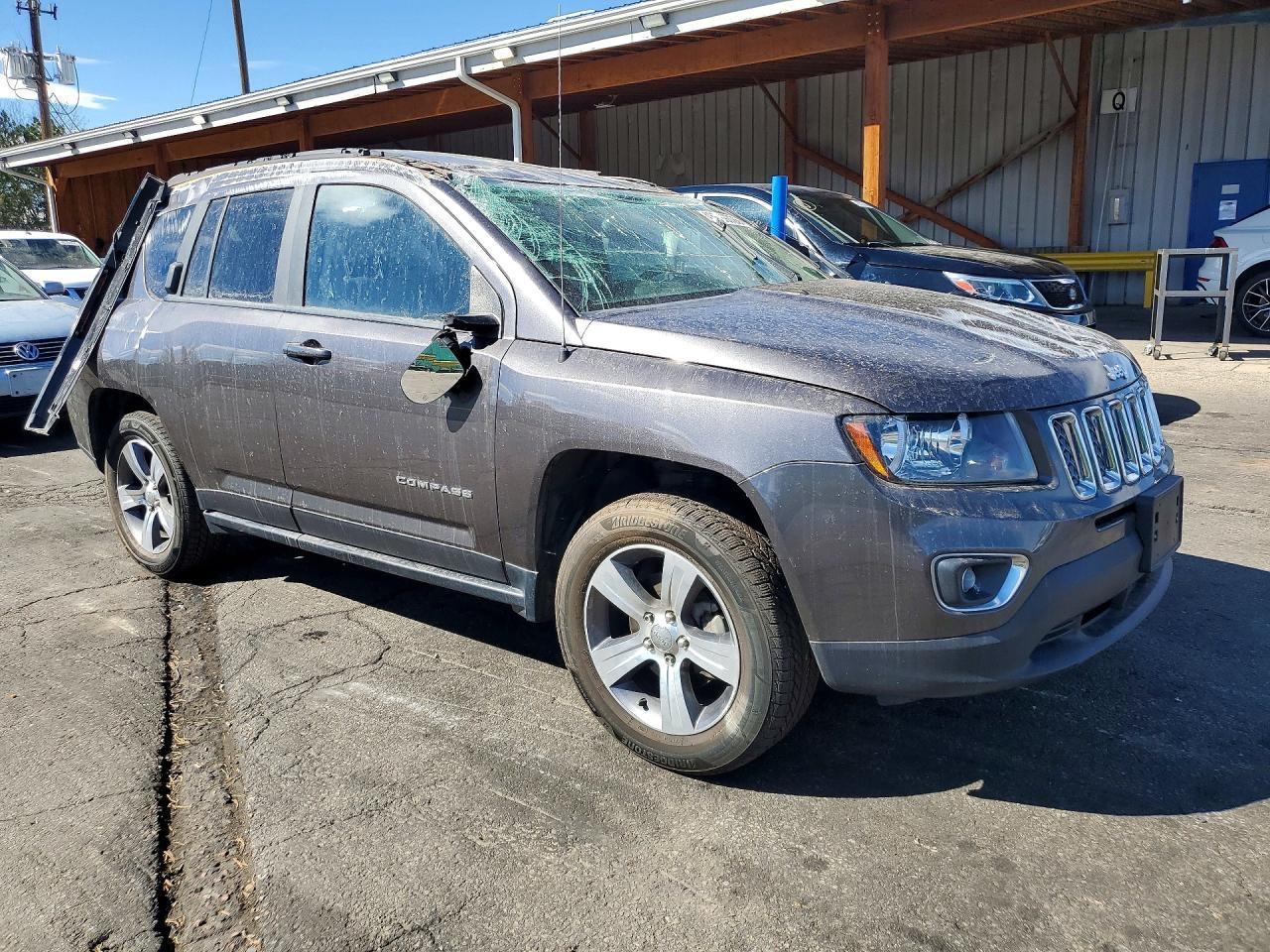 2017 Jeep Compass Latitude - Image 4