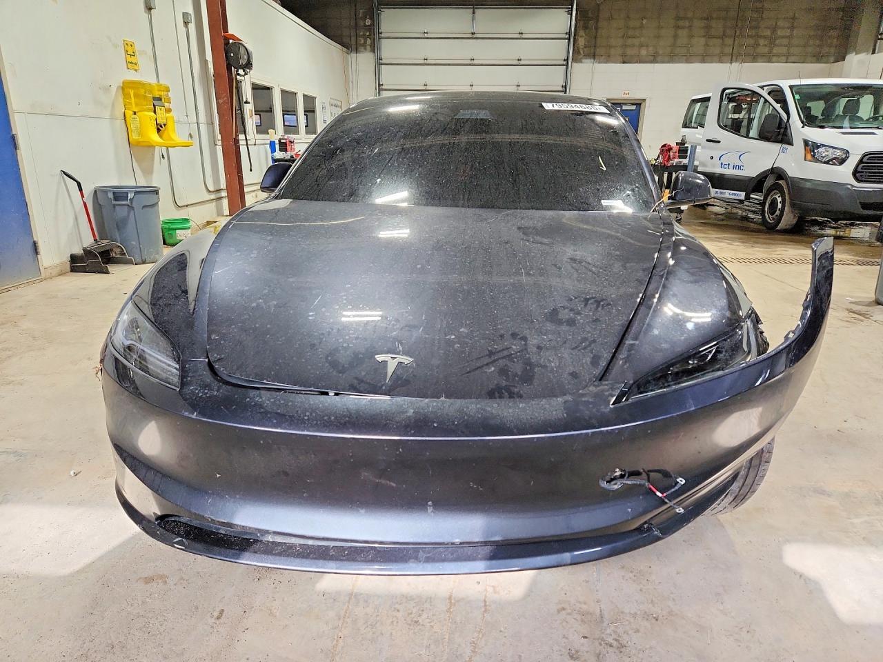 2025 Tesla Model 3 - Фото 5