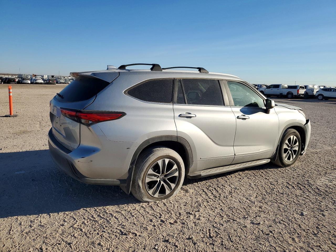 2023 Toyota Highlander - Image 3