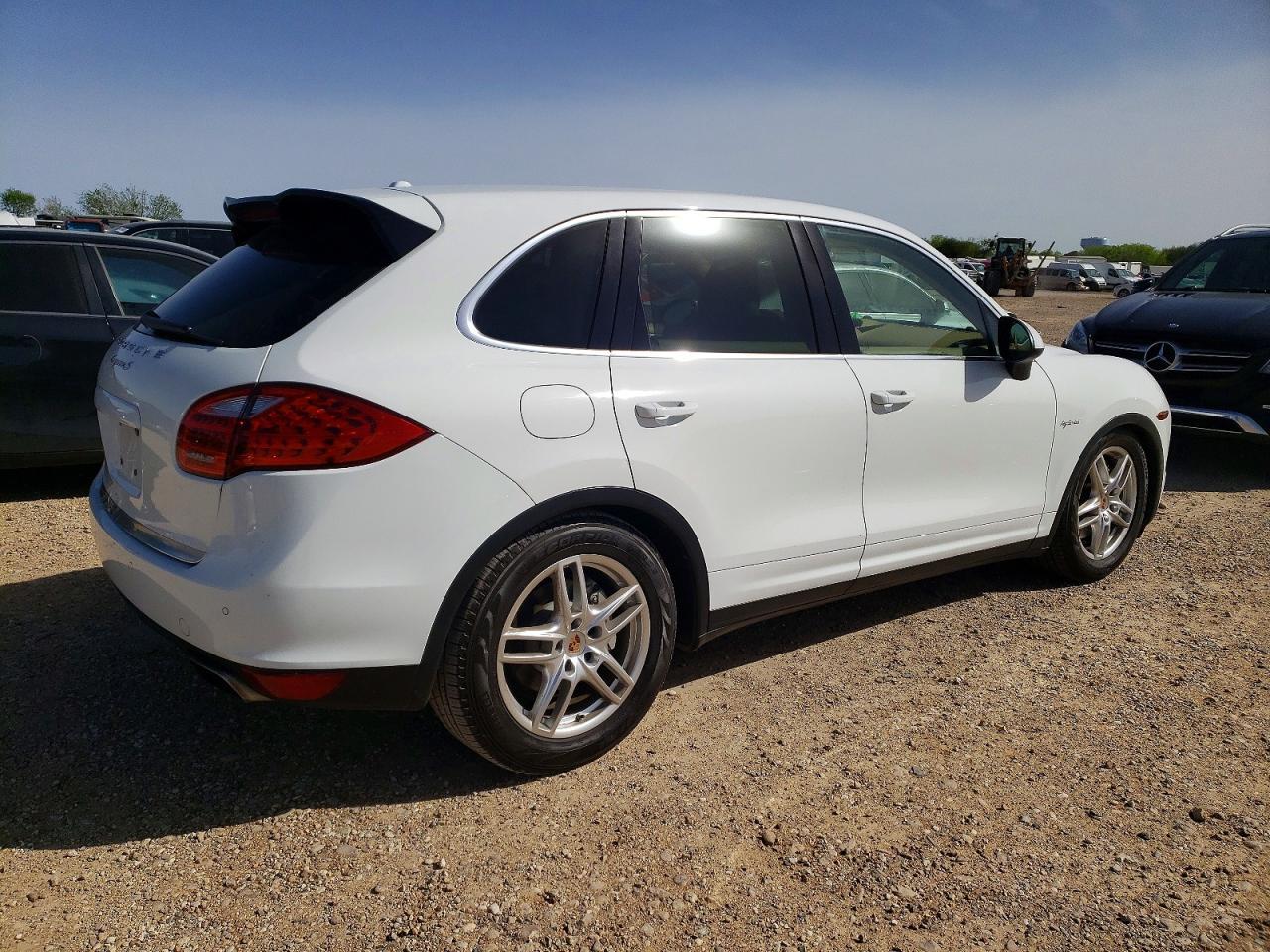 2014 Porsche Cayenne S Hybrid - Image 3