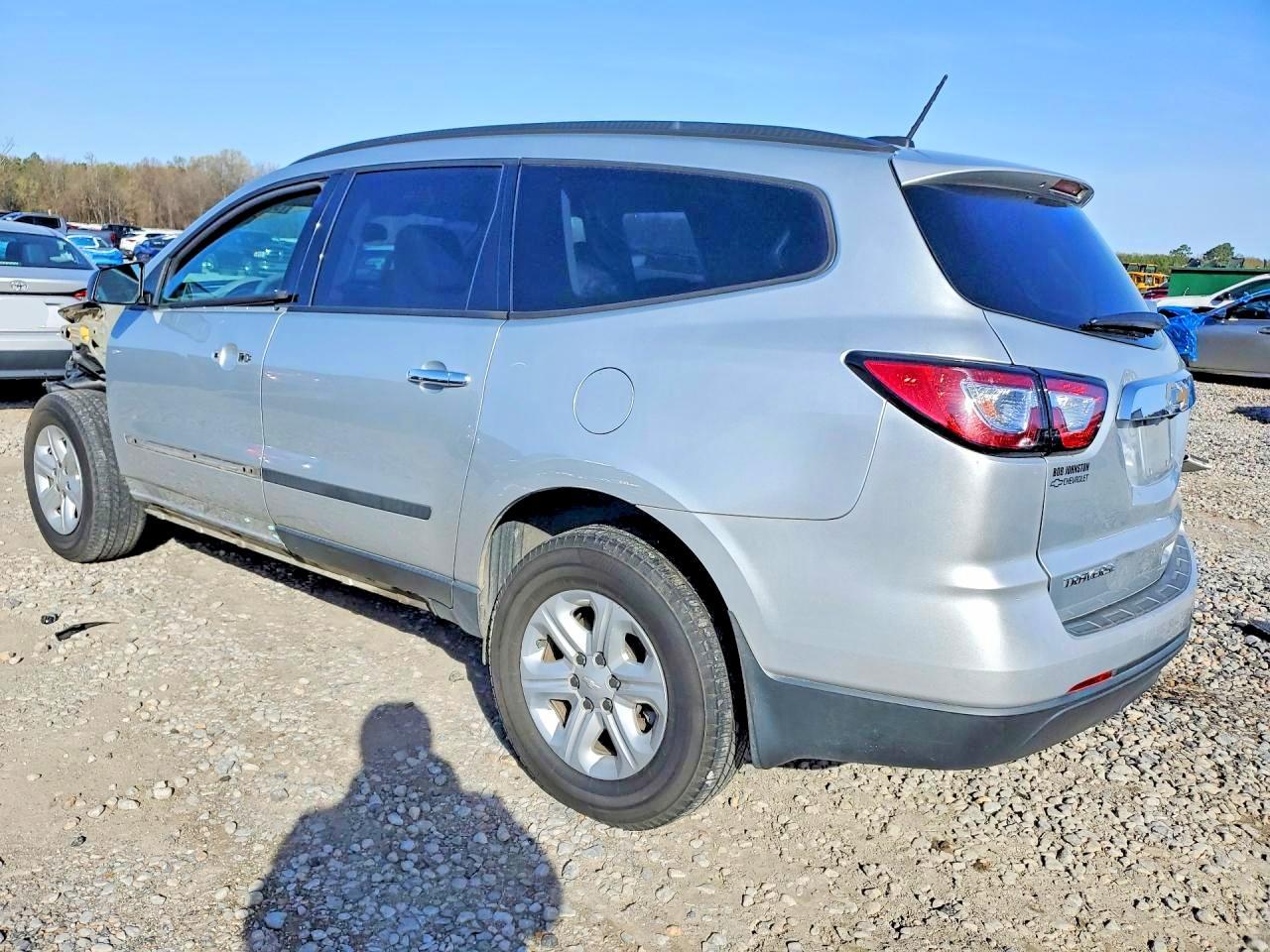 2017 Chevrolet Traverse Ls - Фото 2
