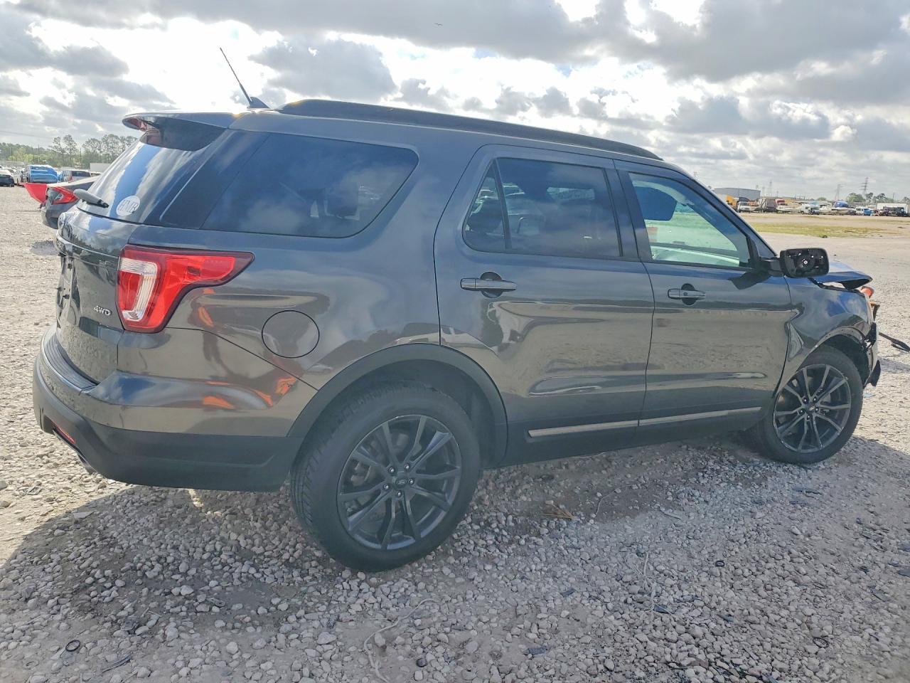 2018 Ford Explorer Xlt - Фото 3