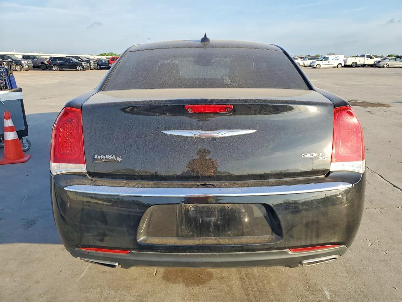 2017 Chrysler 300C - Image 6