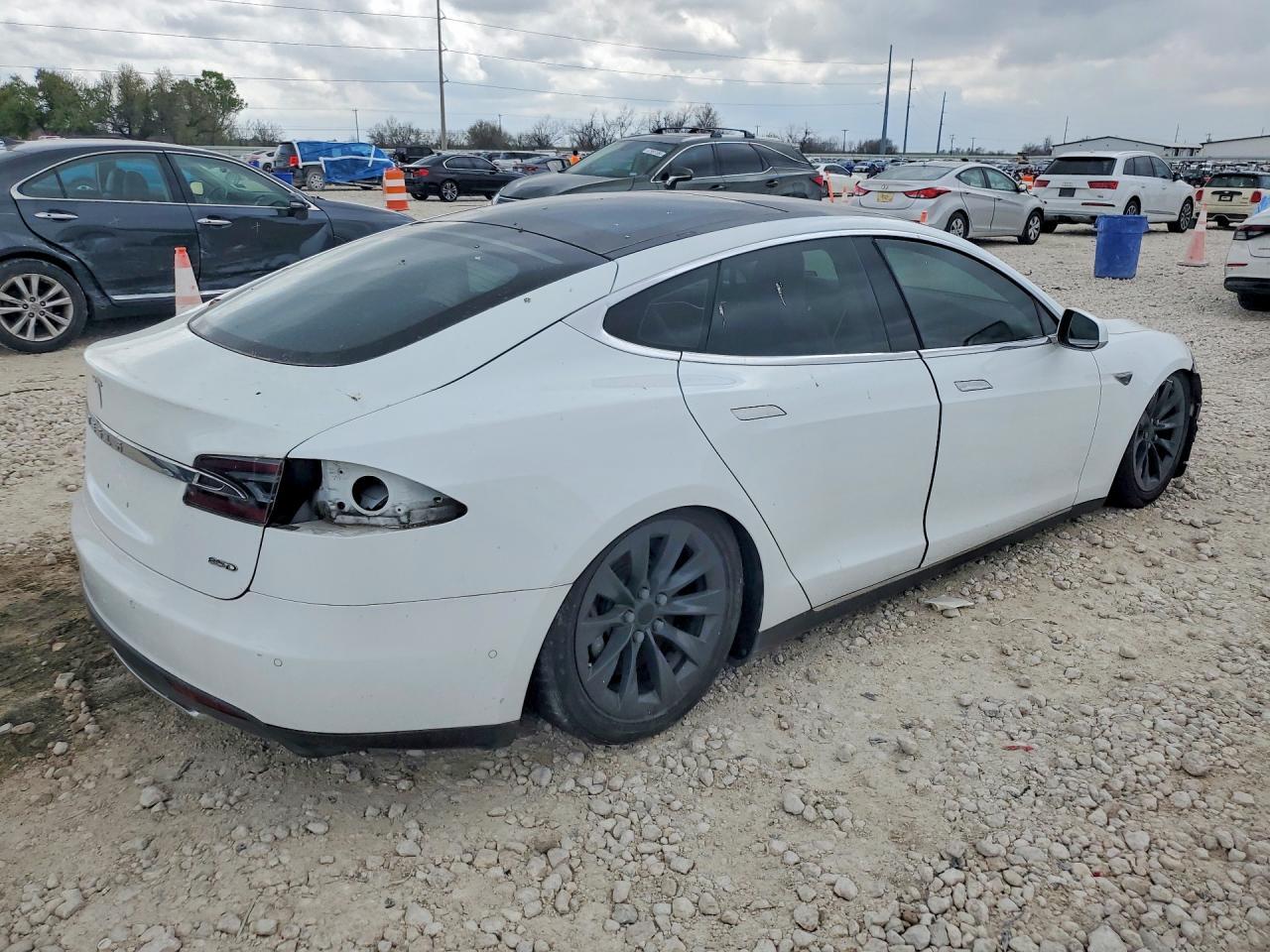 2015 Tesla Model S 85D - Image 3