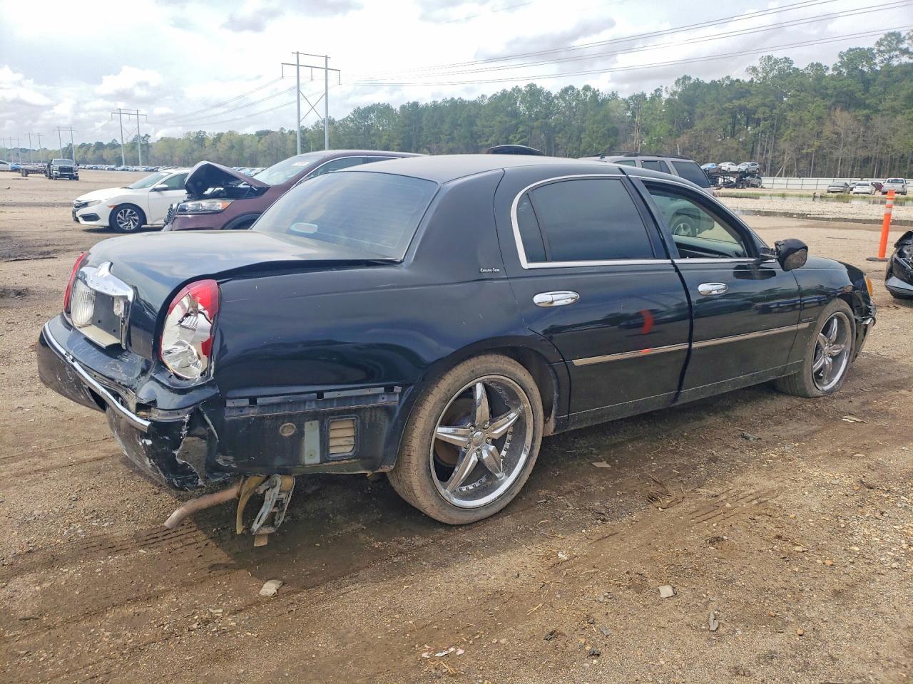 2000 Lincoln Town Car Executive - Image 3