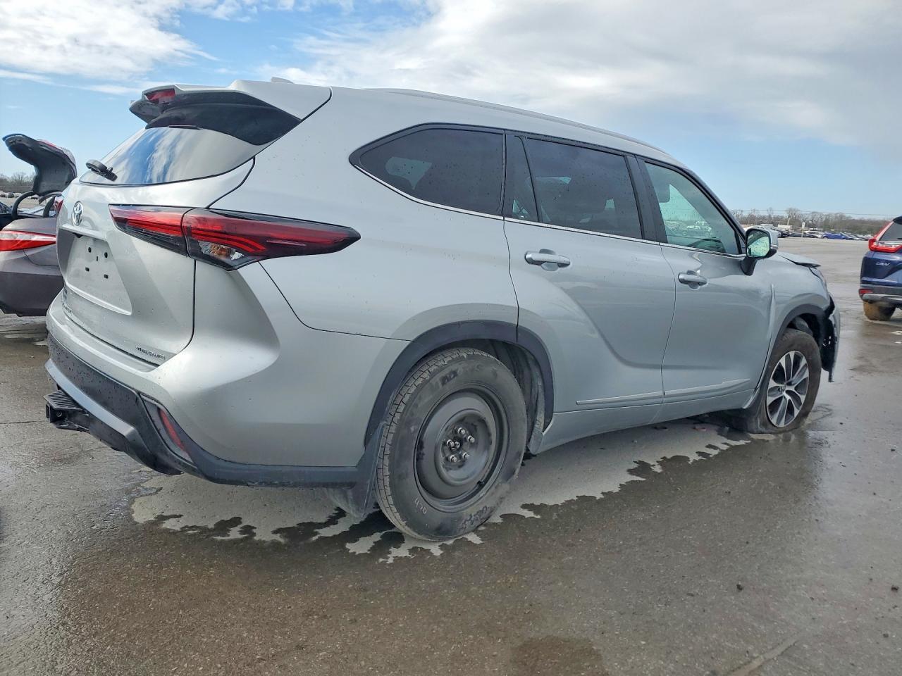 2025 Toyota Highlander Xle - Image 3