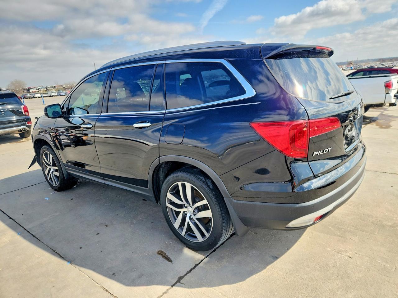 2016 Honda Pilot Touring - Image 2