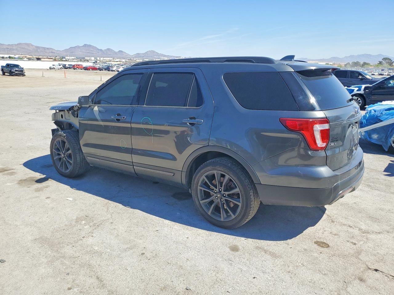 2017 Ford Explorer Xlt - Фото 2