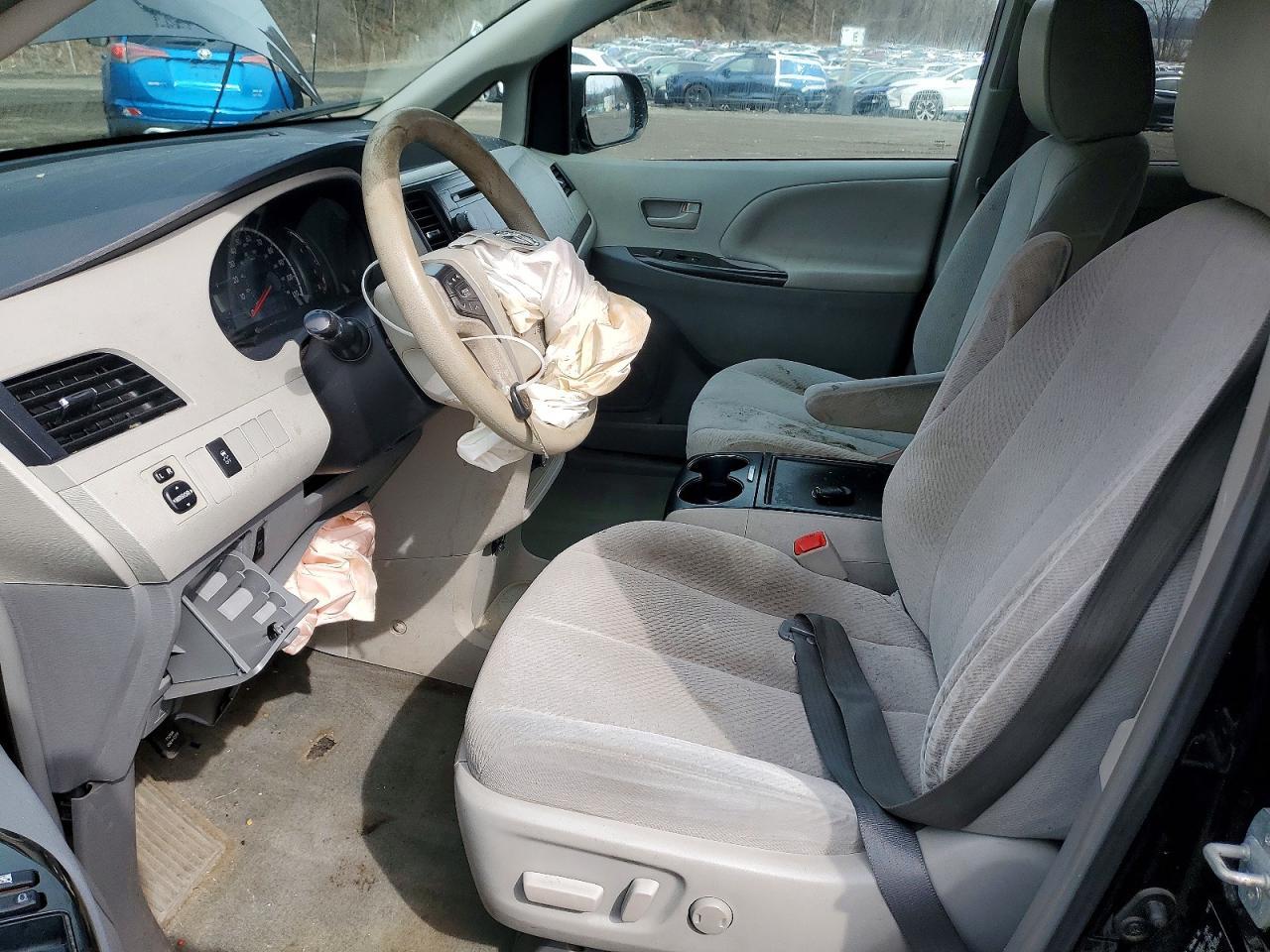 2014 Toyota Sienna Le 8-Passenger - Фото 7