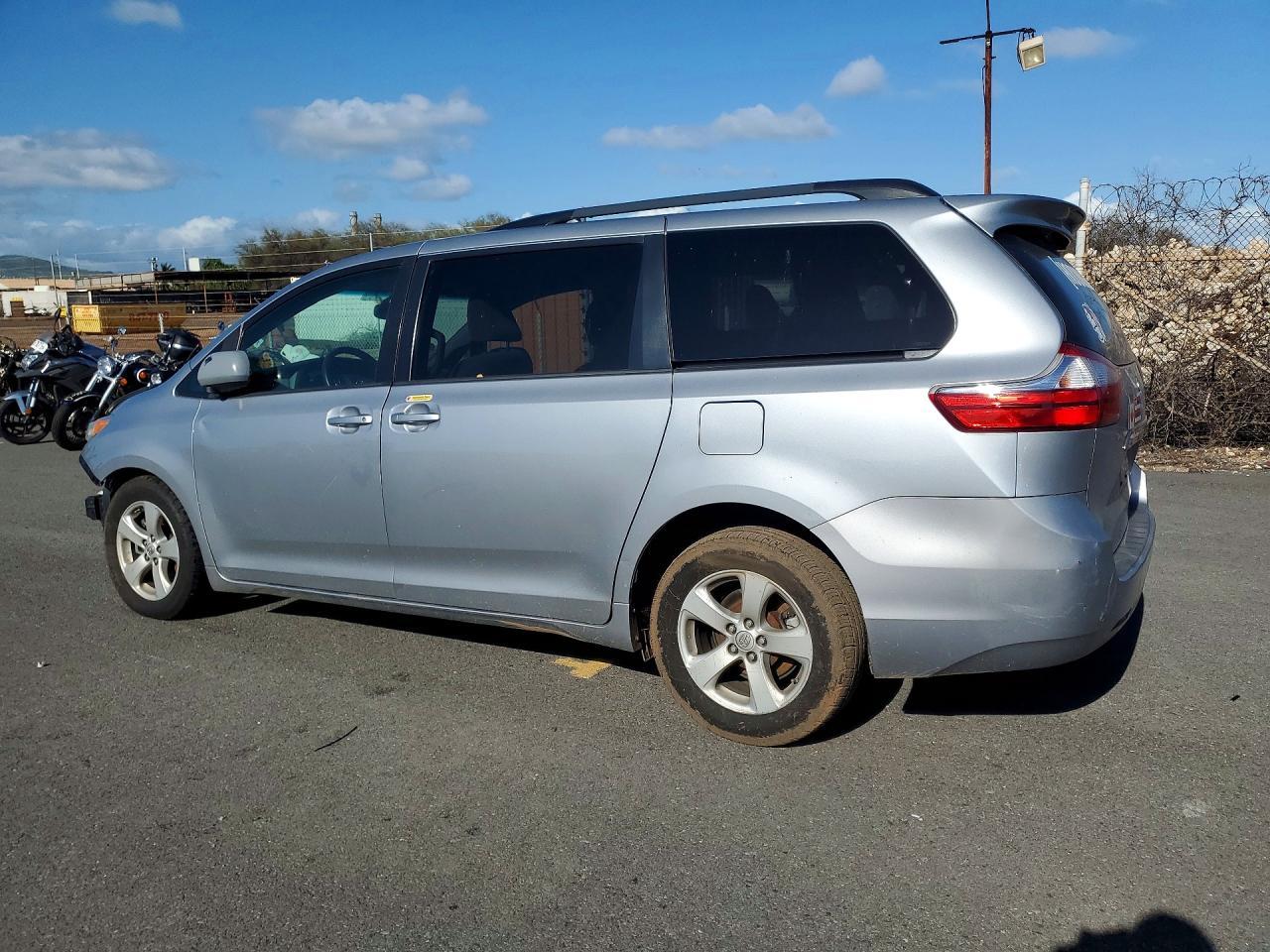 2017 Toyota Sienna Le 8-Passenger - Фото 2