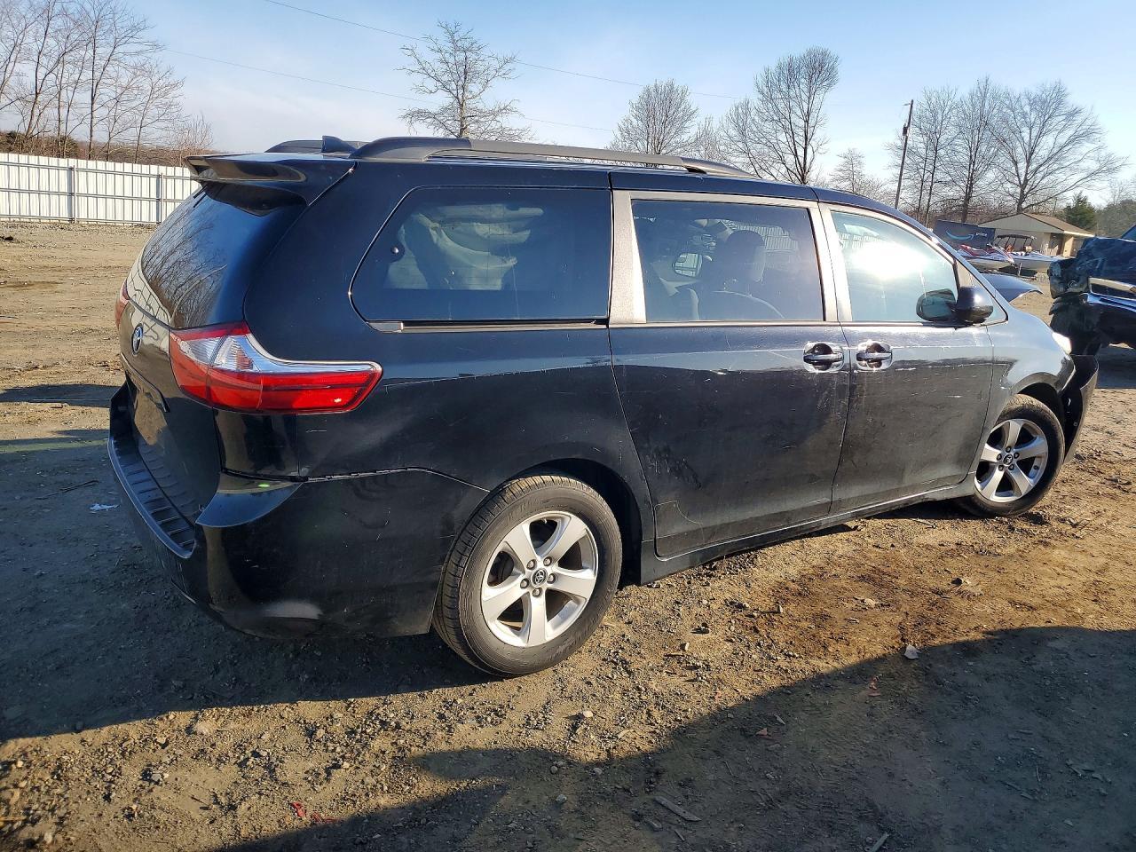 2018 Toyota Sienna Le 8-Passenger - Фото 3