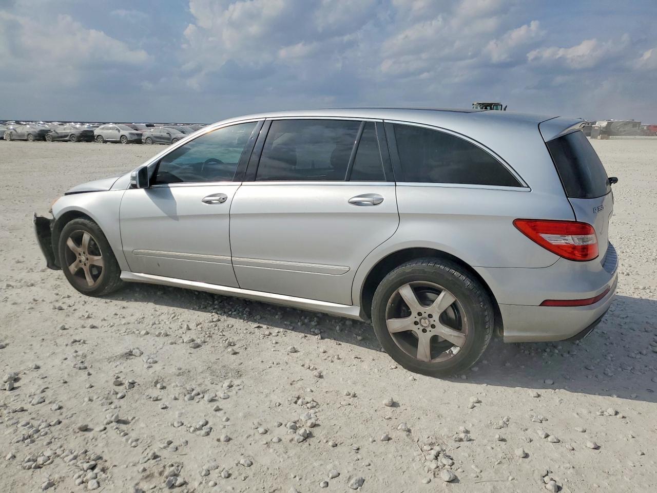 2011 Mercedes-Benz R 350 4Matic - Image 2