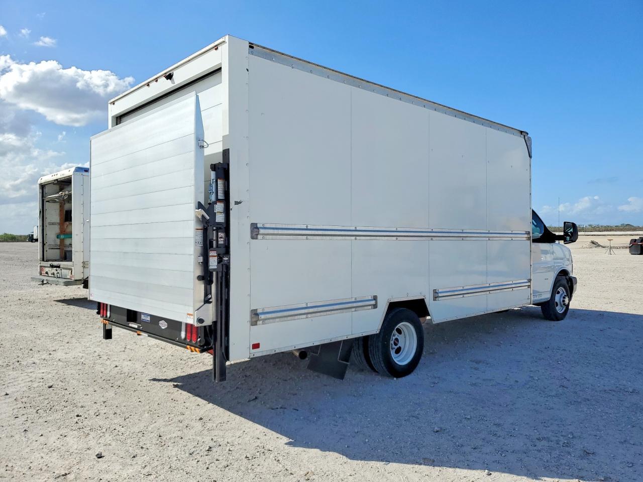 2020 GMC Savana Box Truck - Фото 3