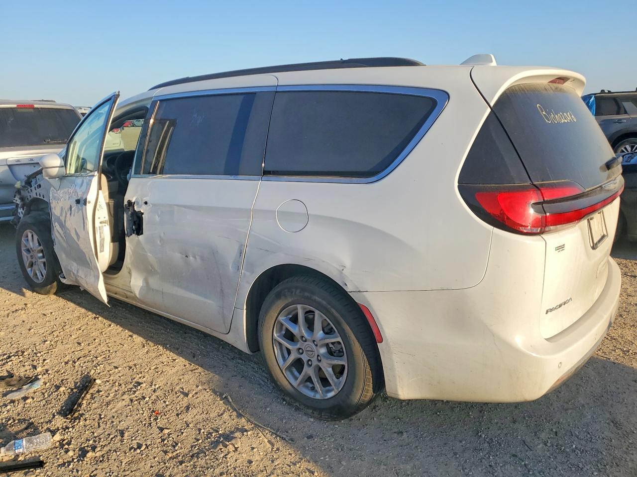 2022 Chrysler Pacifica Touring L - Фото 2