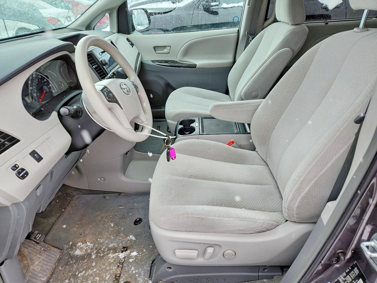 2014 Toyota Sienna Le 8-Passenger - Фото 7
