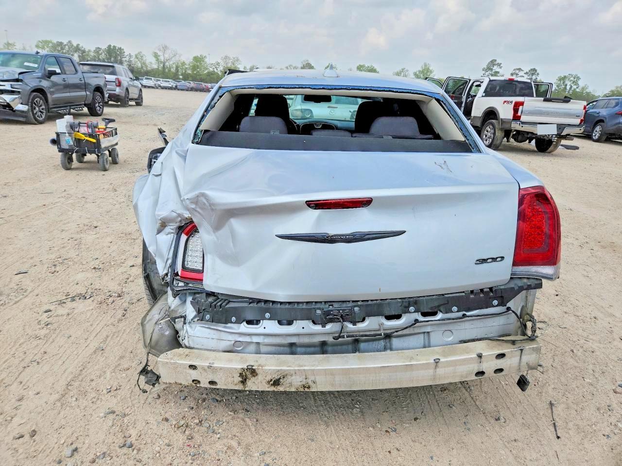 2022 Chrysler 300 Touring - Фото 6