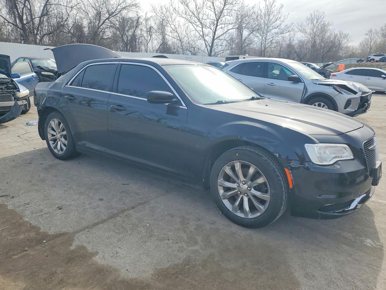 2018 Chrysler 300 Touring - Image 4