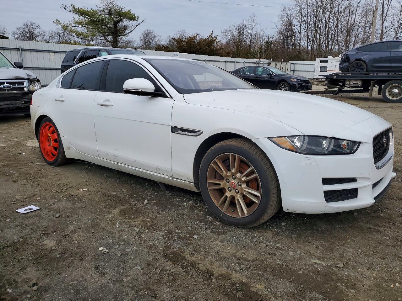 2017 Jaguar Xe Premium - Фото 4