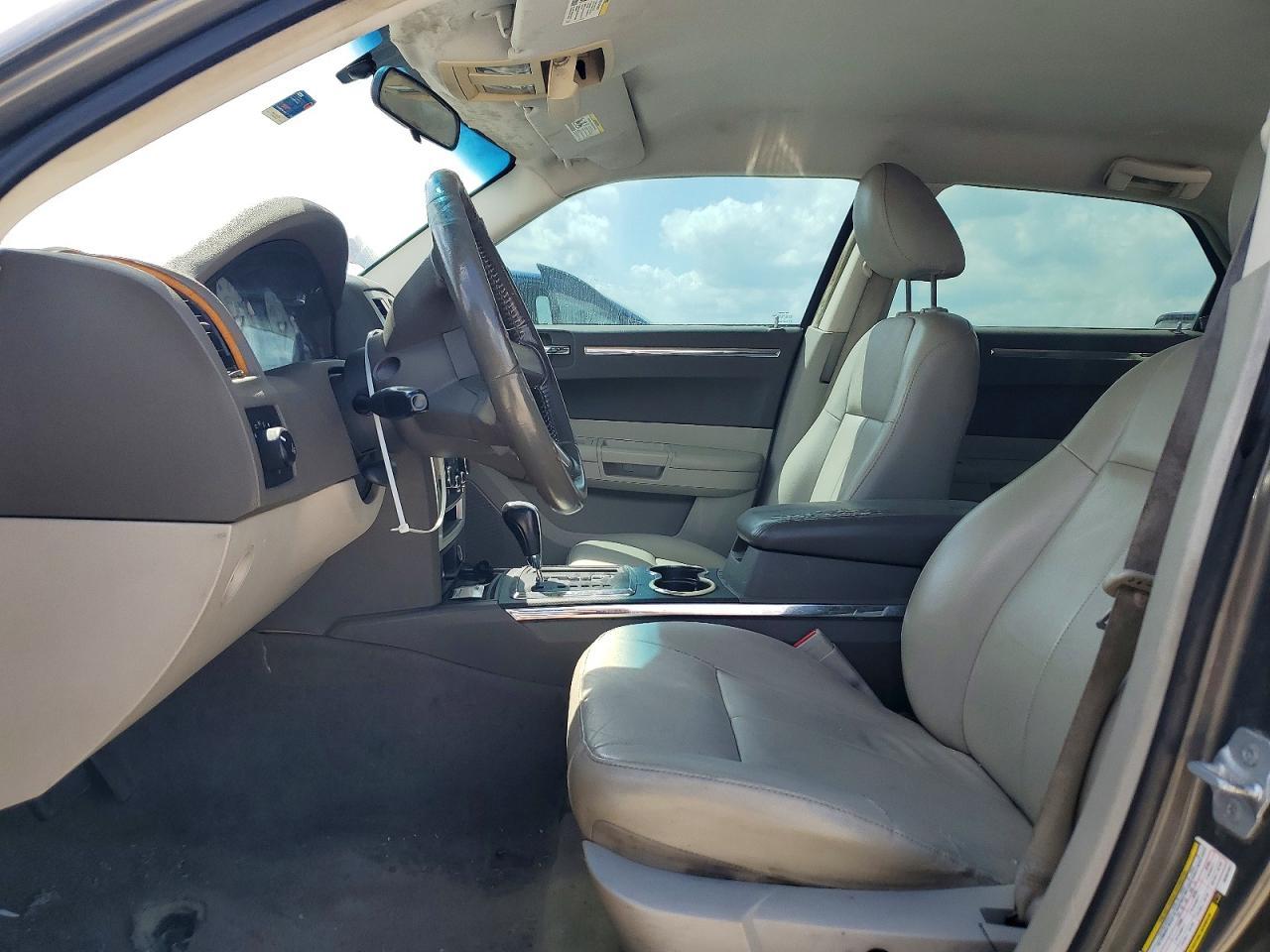 2010 Chrysler 300 Touring - Фото 7