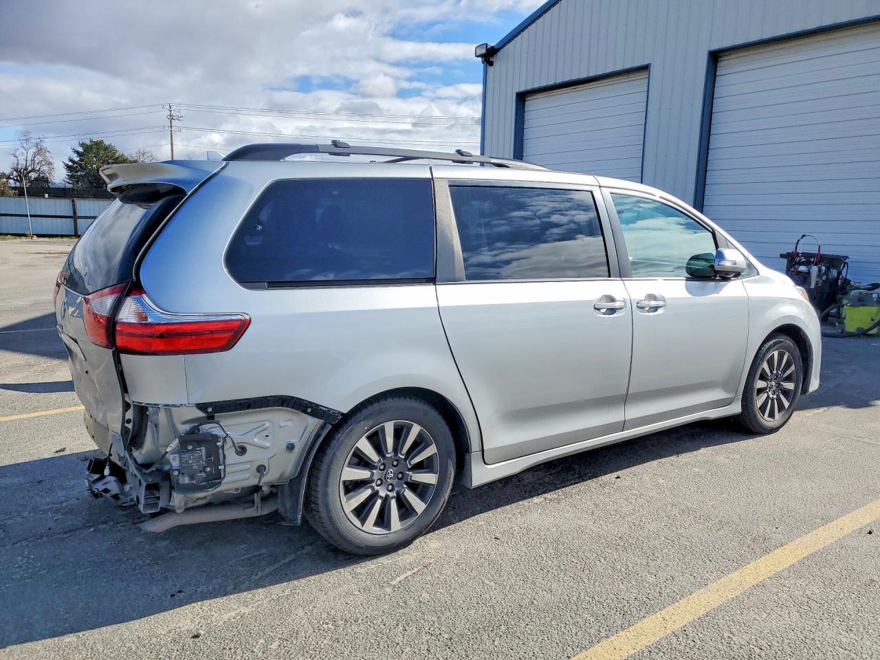 2019 Toyota Sienna - Image 3