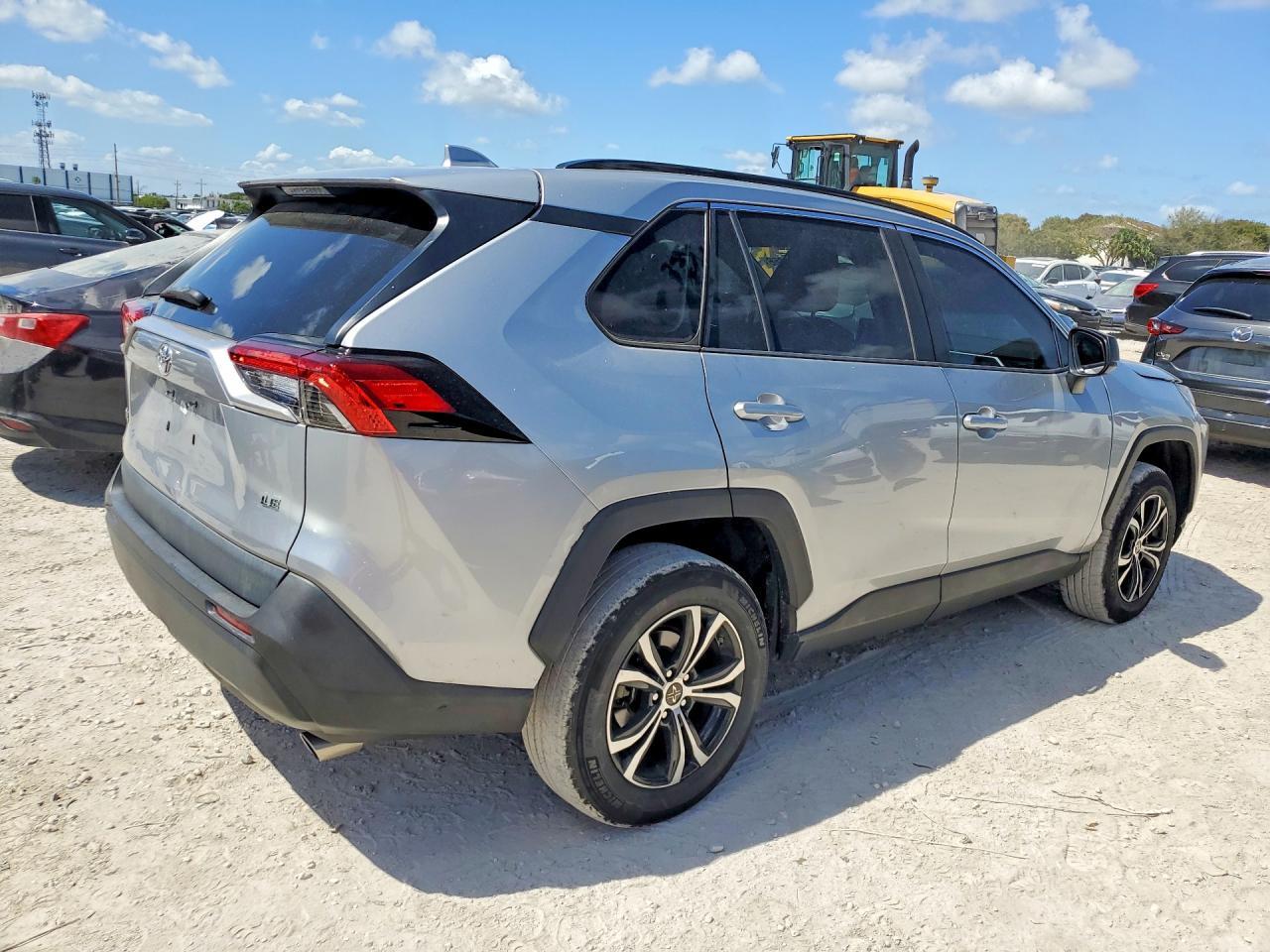 2021 Toyota Rav4 Le - Фото 3