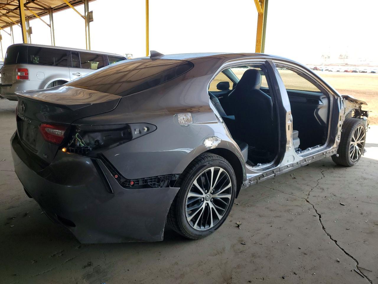 2020 Toyota Camry Se - Фото 3