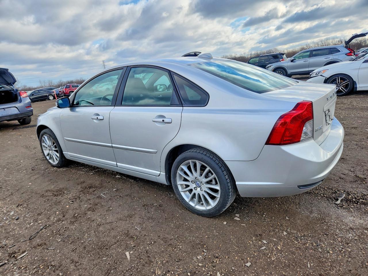 2010 Volvo S40 2.4I - Фото 2