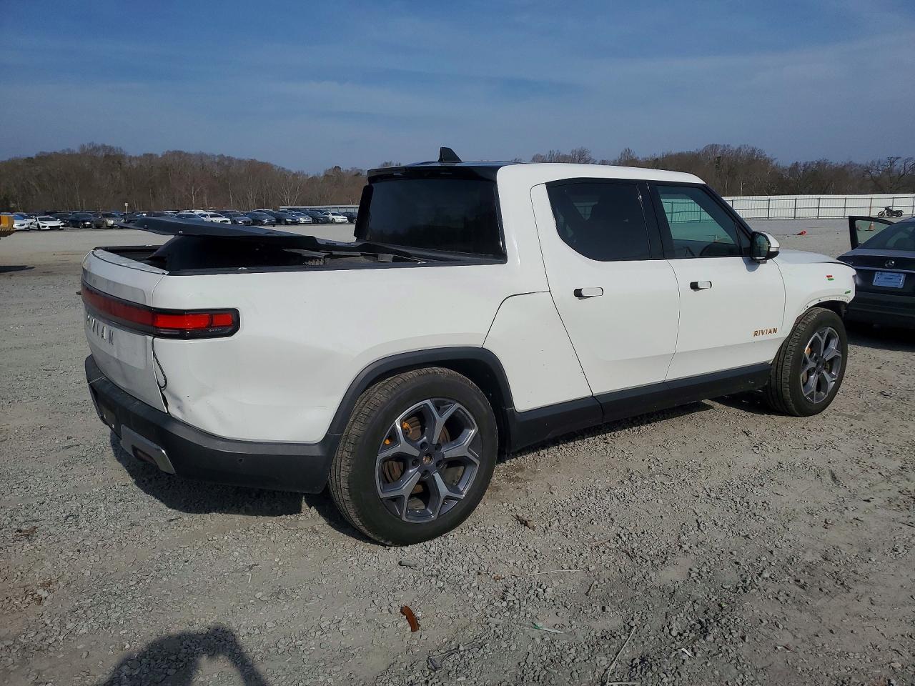 2022 Rivian R1T Adventure - Фото 3