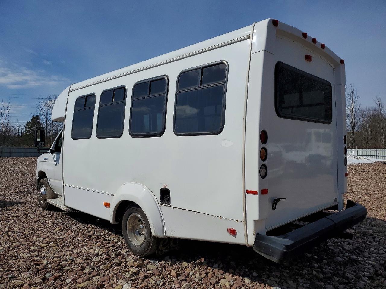 2017 Ford Econoline E350 Super Duty Cutaway Van - Image 3