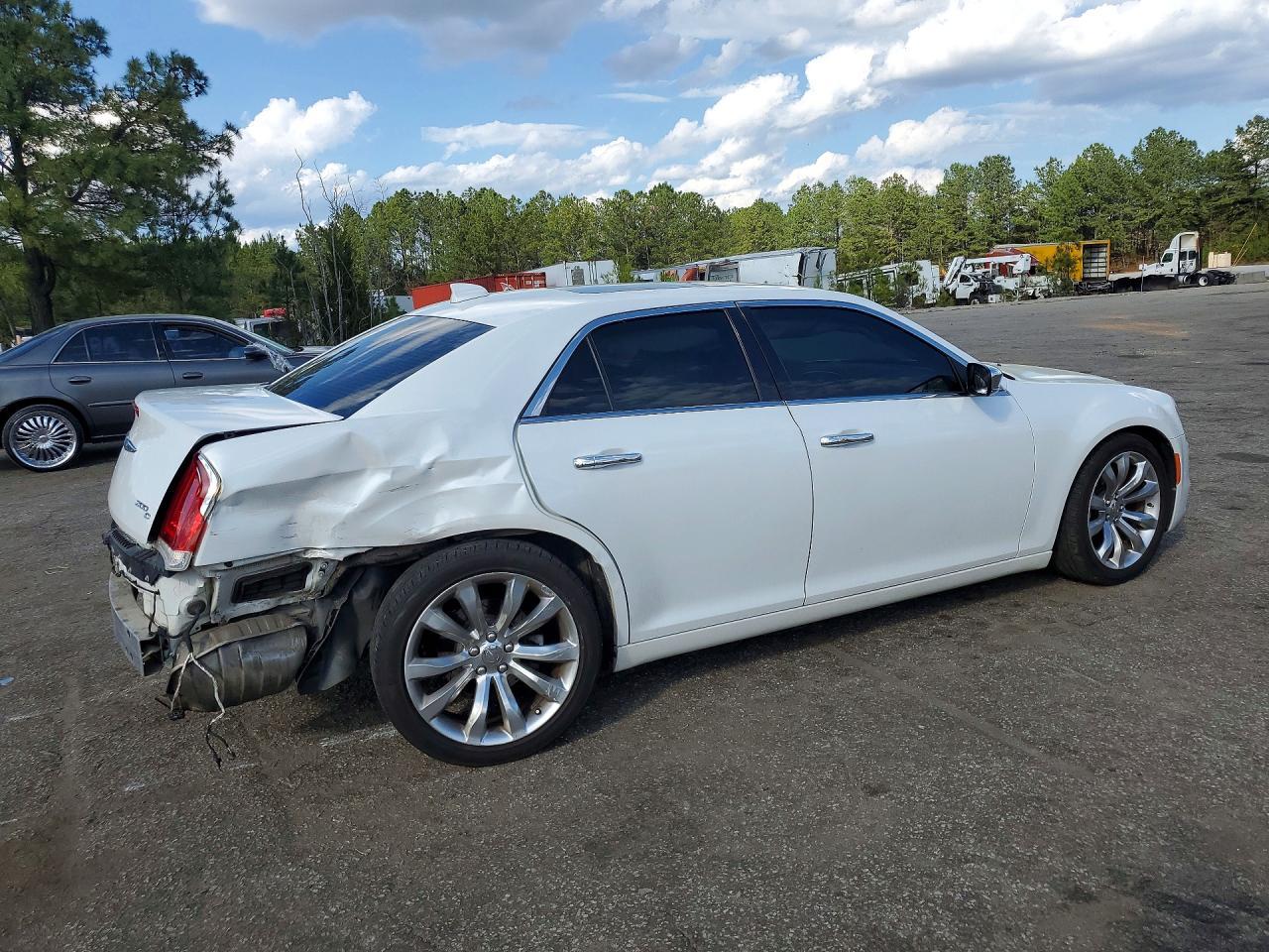 2016 Chrysler 300C - Image 3