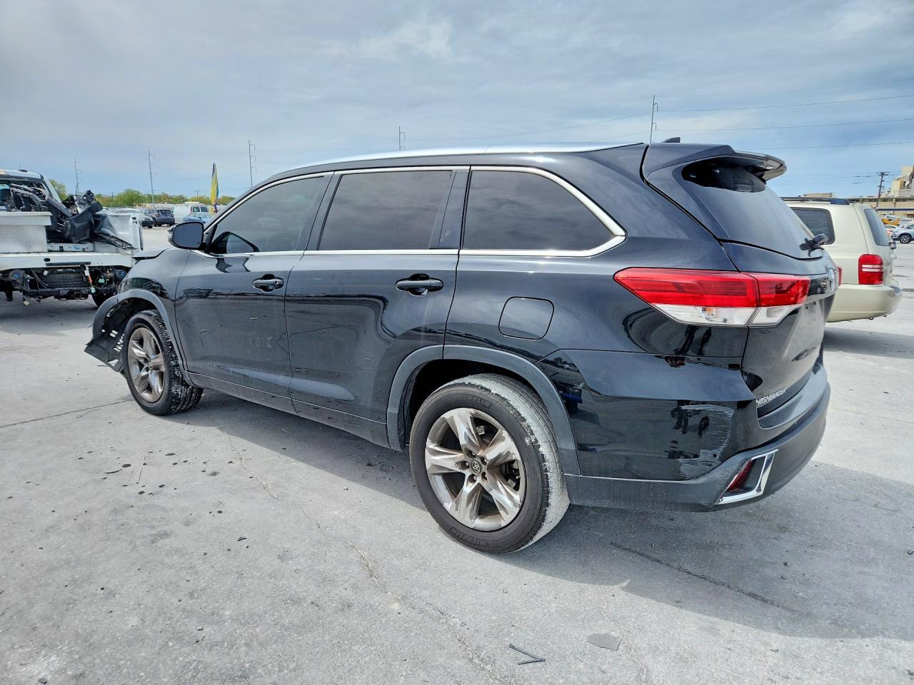 2018 Toyota Highlander Limited Platinum - Image 2