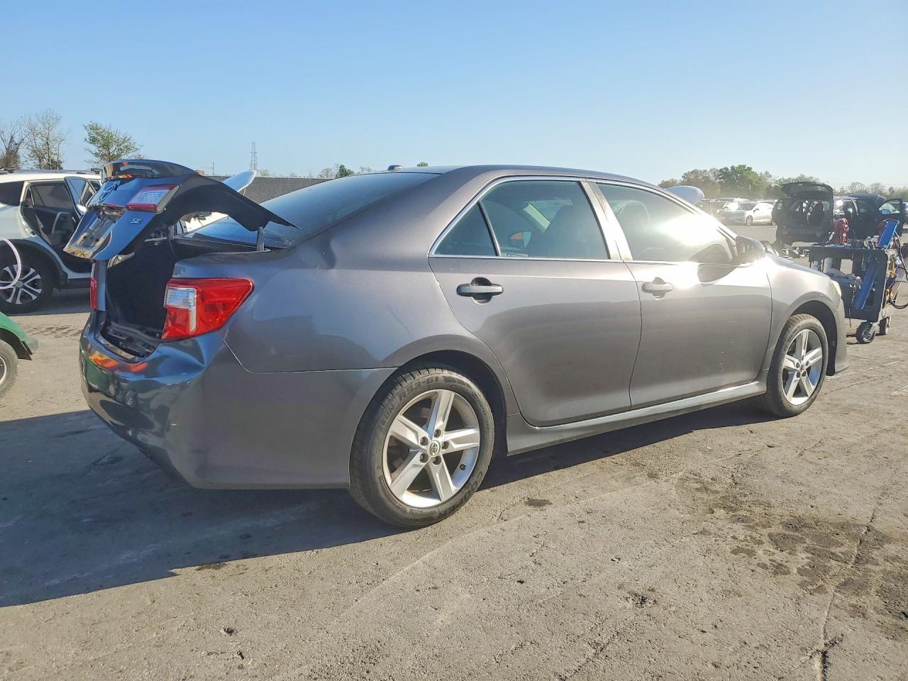 2014 Toyota Camry Se - Image 3
