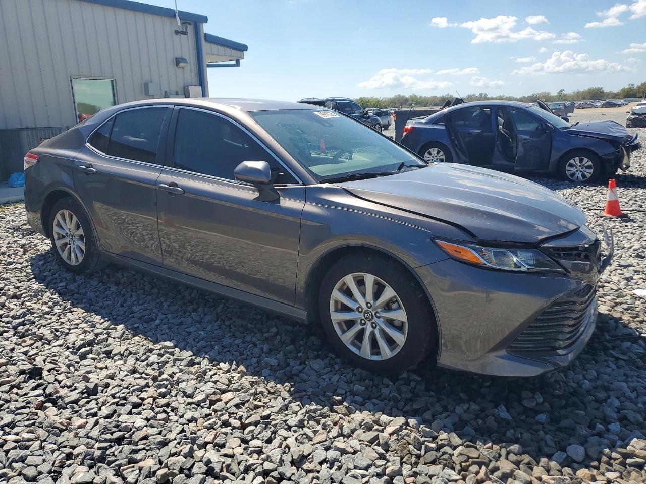 2020 Toyota Camry Le - Фото 4
