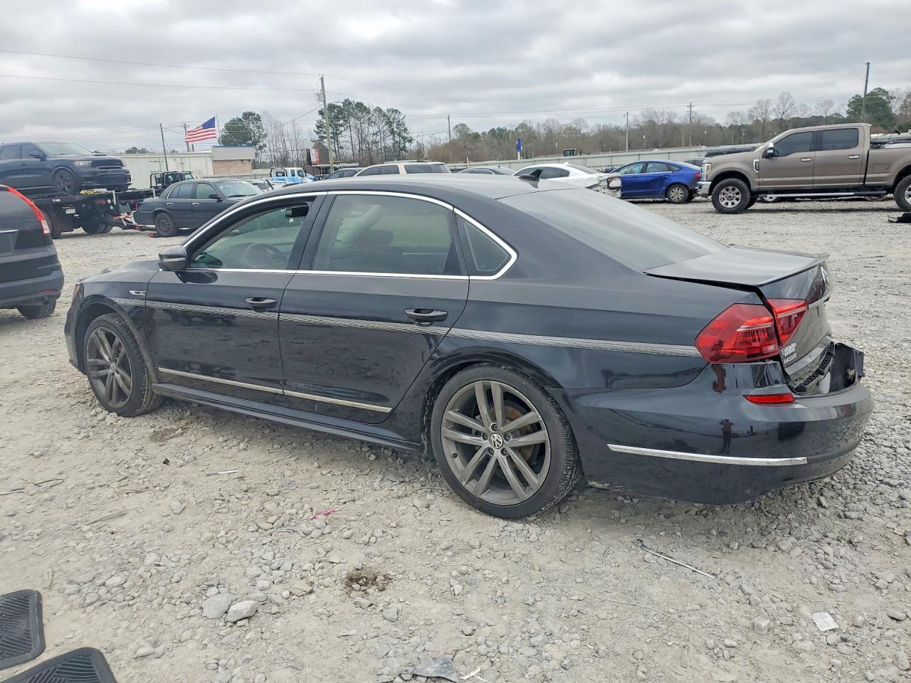 2017 Volkswagen Passat R-Line - Фото 2