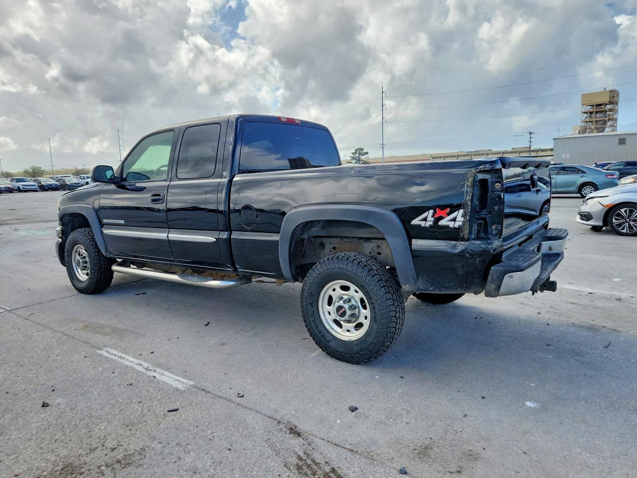 2005 GMC Sierra K2500 Heavy Duty - Image 2