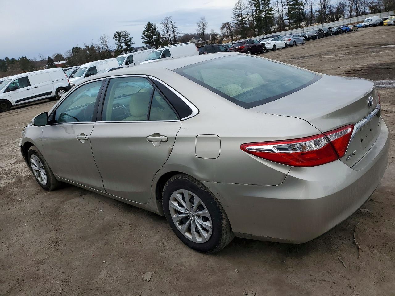2016 Toyota Camry Le - Фото 2