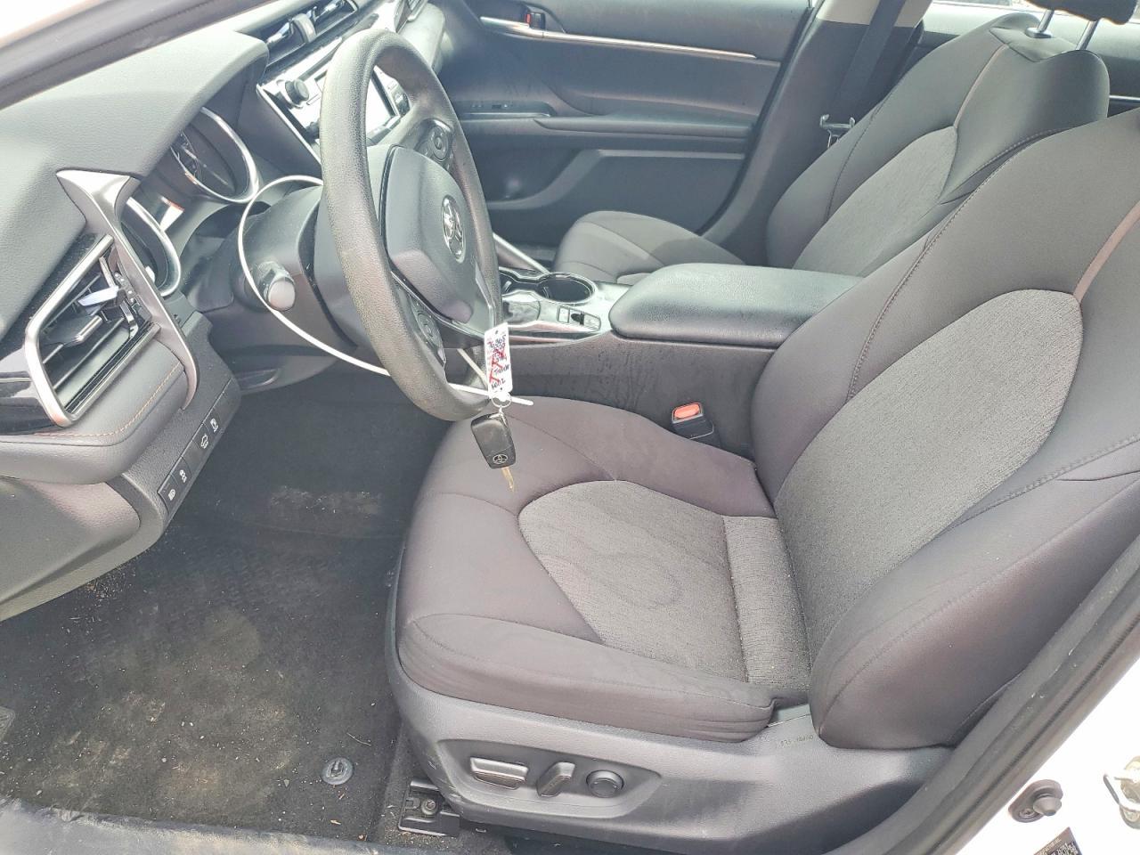 2020 Toyota Camry Le - Фото 7