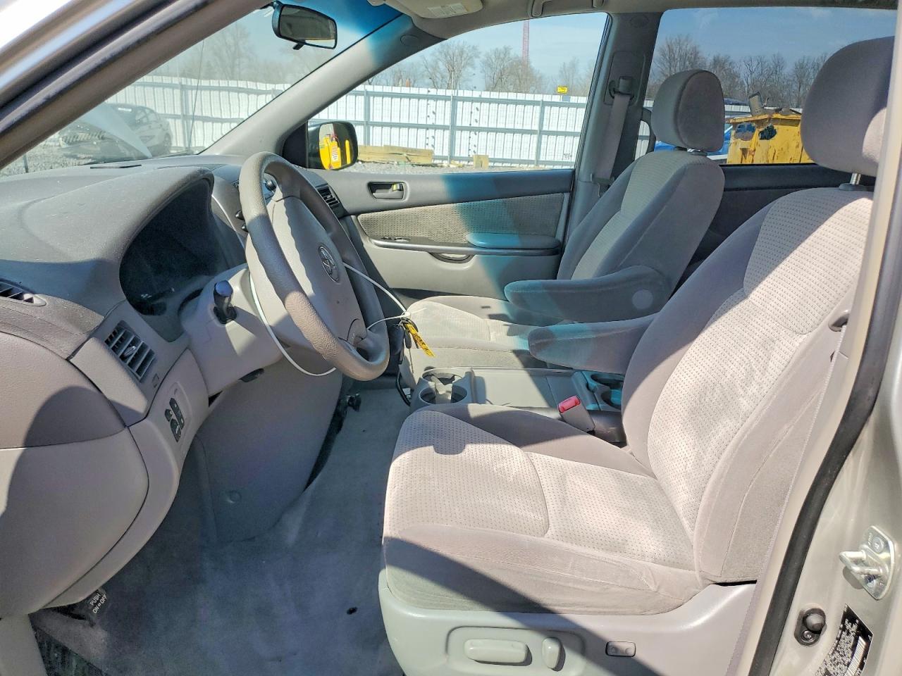 2008 Toyota Sienna Le 8-Passenger - Image 7