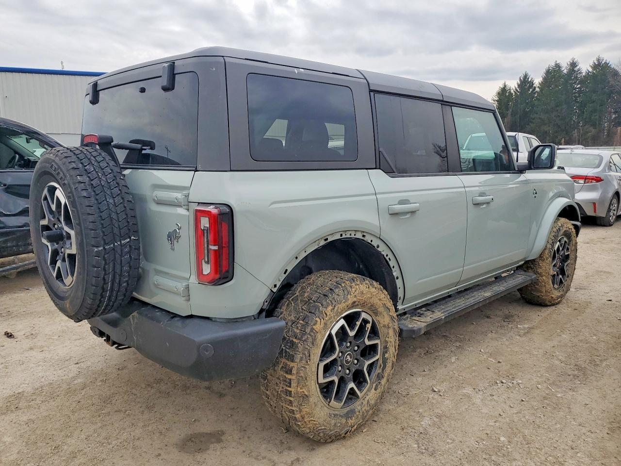 2023 Ford Bronco Base - Image 3